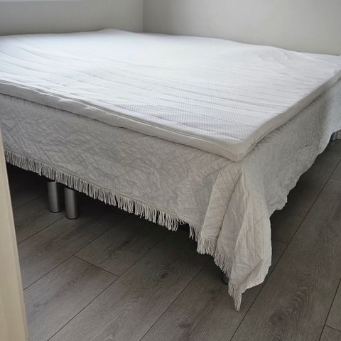 Stor dobbel seng med helt ny overmadrass