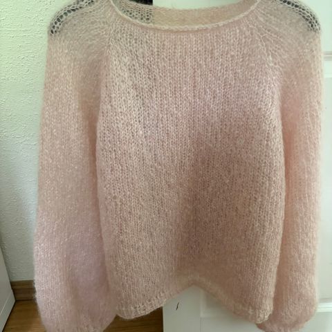 Nystrikket Mohair genser i dus rosa