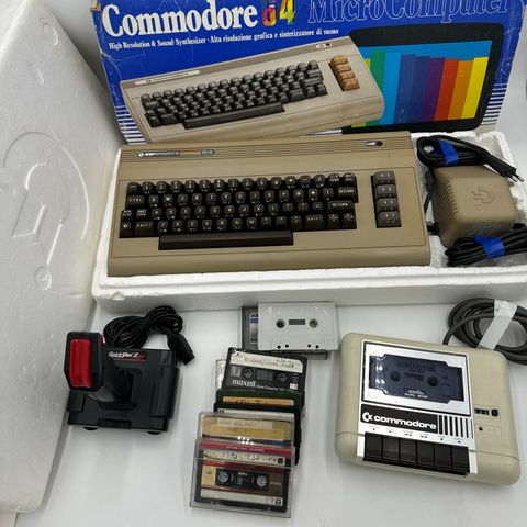 Commodore 64 med kassettspiller i eske