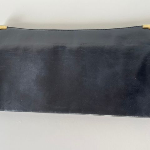 Vintage veske svart med gullfarget strap YKK zipper (ca 32 x 15.5 x 2 cm)