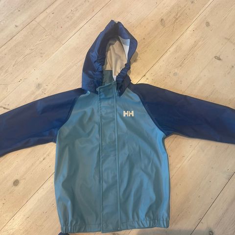 Nesten ubrukt Regntøy fra Helly Hansen strl 128, 8 år.