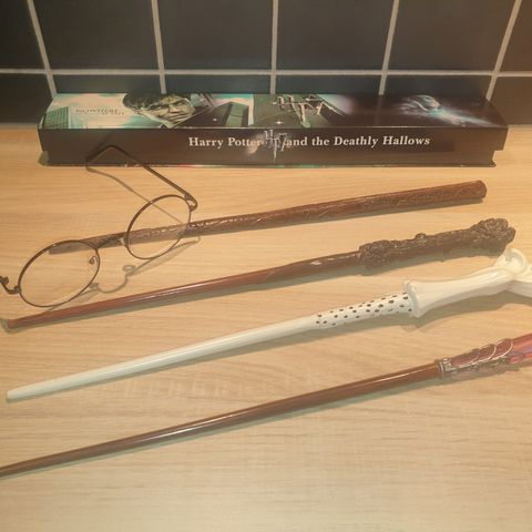 Harry Potter briller og 4stk tryllestaver selges samlet kr 350,-