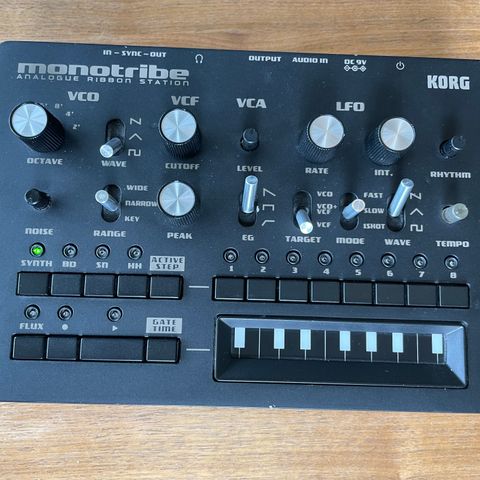 Korg Monotribe m/MIDI mod i originalemballasje.