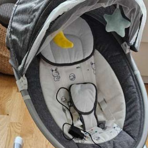 Elektrisk vugge til baby, babygym m bamse i bunn og vippestol