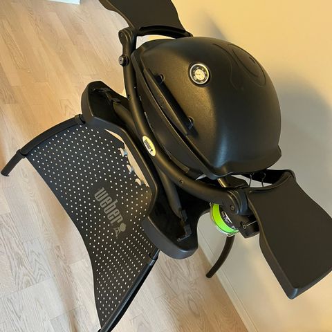 Weber Q1200 med stativ og trekk