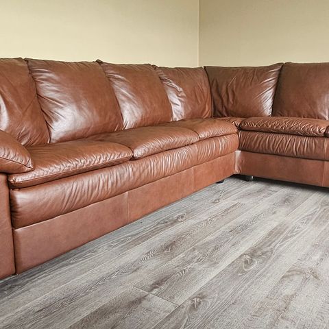 Nydelig brun skinn sofa