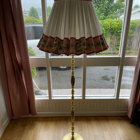 En klassisk gulvlampe med steininnsats.