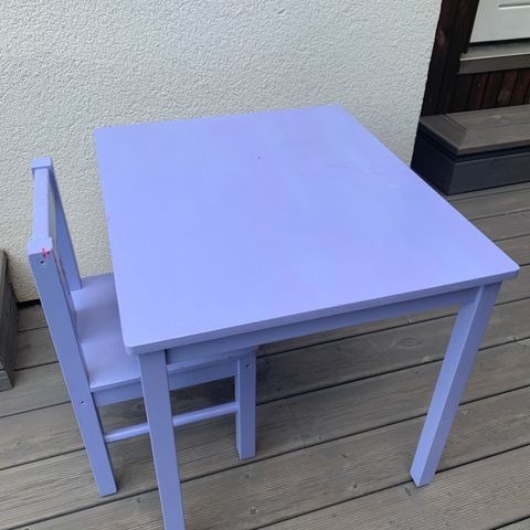 Lekebord og stol fra Ikea
