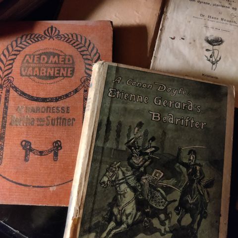 Gamle bøker og hefter fra 1900 og nyere