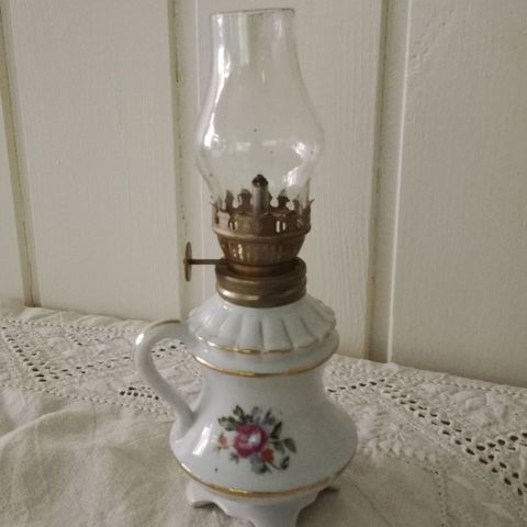 Liten parafinlampe med blomstermotiv