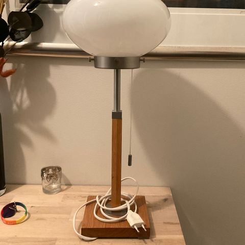 Bordlampe med hvit glasskjerm