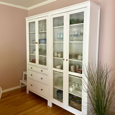 Reservert! 2 stk Hemnes vitrineskap selges samlet