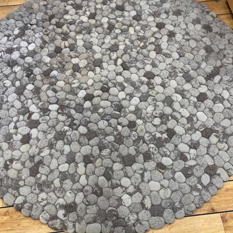 Felt ball rug / «Steinteppe»