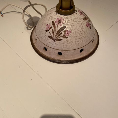 Keramikk lampe med søte lilla blomster