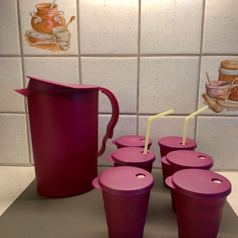 Tupperware Avanti Kanne 2,1 liter og drikkekrus med sugerør lokk