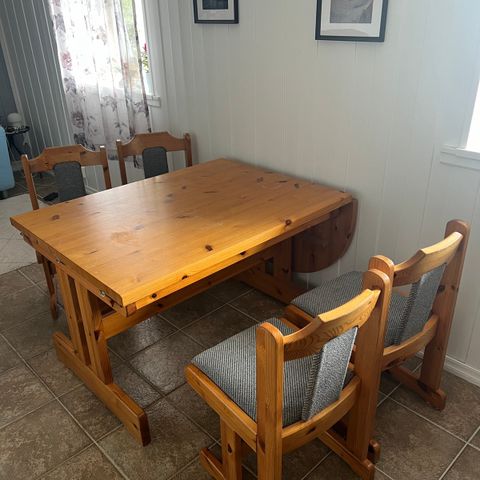 Spisebord og 4 stoler