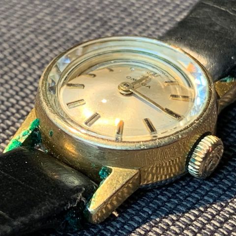 1960 OMEGA gullforgylt klokke for dame i original eske.