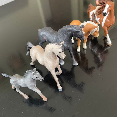 Schleich hester 5 stk og en rytter