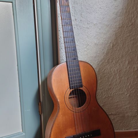 Gitar med stålstrenger, ca. år 1900.