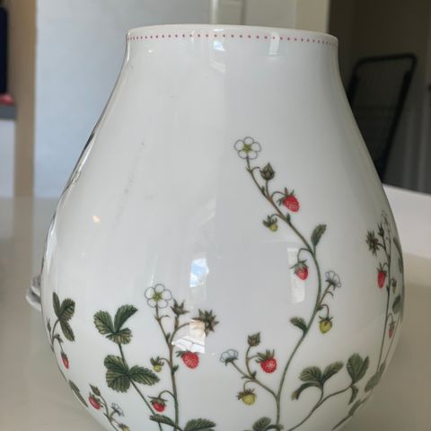 Vakker Vase og To Tallerkener med Floralt Mønster