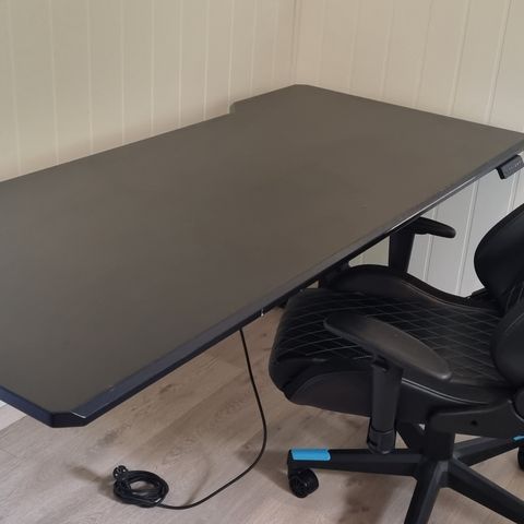 Uppspel gamingbord  og gamingstol