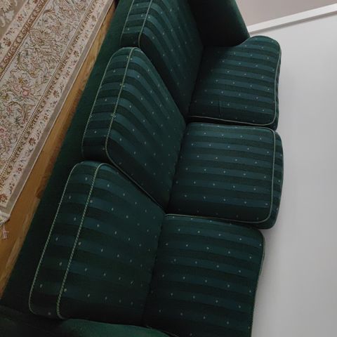 Grønn sofa med 3 puter