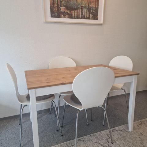 Spisebord med fire hvite stoler (Reservt)