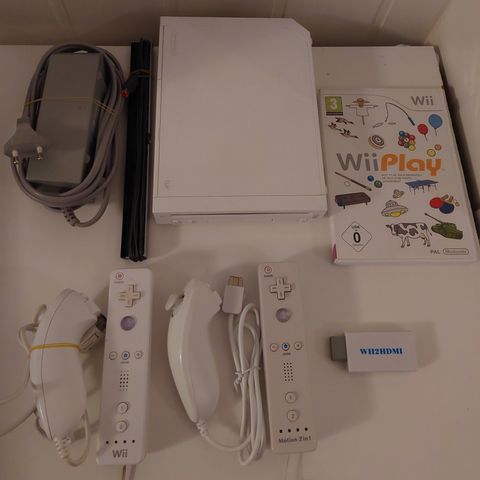 Nintendo Wii med 2 kontrollere, 2 nunchucks. Wii Play og HDMI adapter