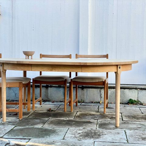 Vakkert stort dansk spisebord i massiv eik - m ileggsplate