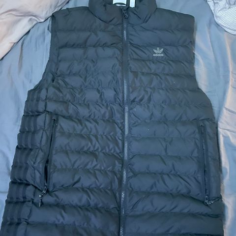 Adidas vest selges rimelig