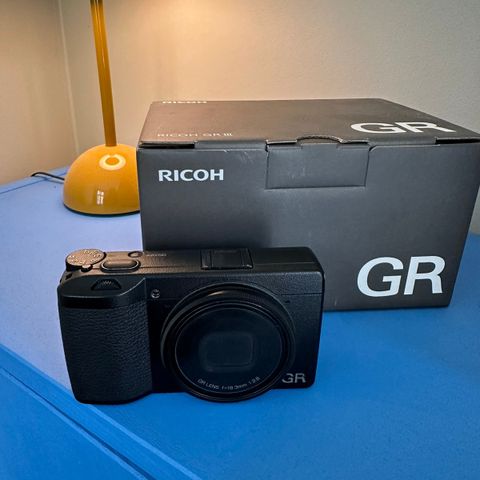 Ricoh GR3 i god stand med eske.