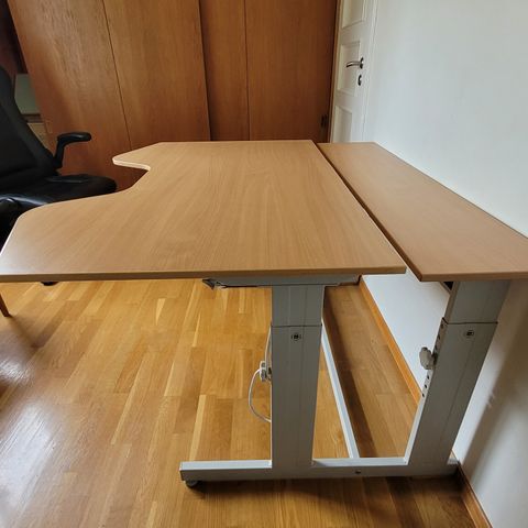 PC-bord - skrivebord  regulerbar høyde