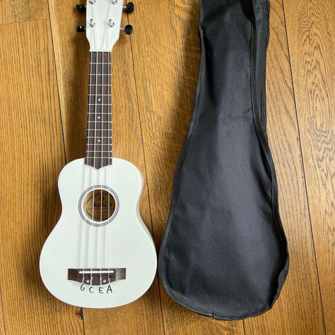 Koki’o ukulele hvit med trekk