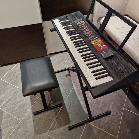 Yamaha PSR-F51 keyboard m/krakk.