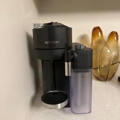 Nespresso Vertuo Lattissima Svart