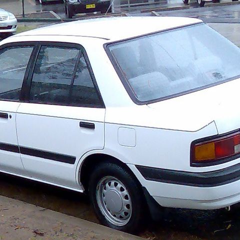 "Ny" bakluke bagasjeromslokk Mazda 323 sedan