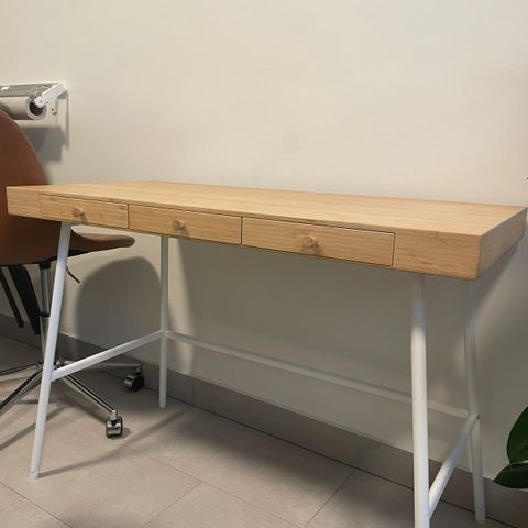 Skrivebord fra IKEA