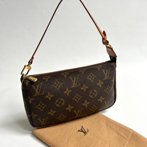 LOUIS VUITTON Monogram Pochette Accessoires