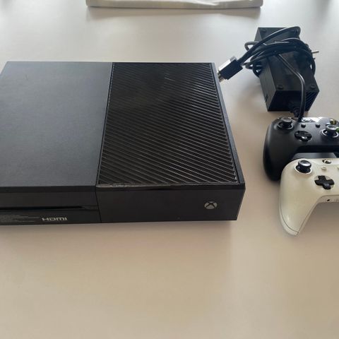 Xbox One med to kontrollere