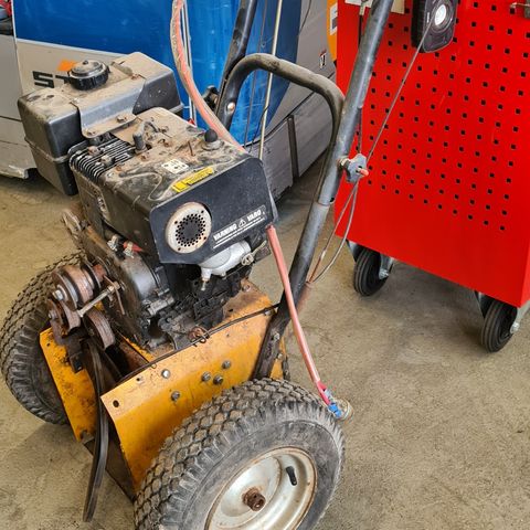 8Hp Briggs&Stratton motor med elstart.