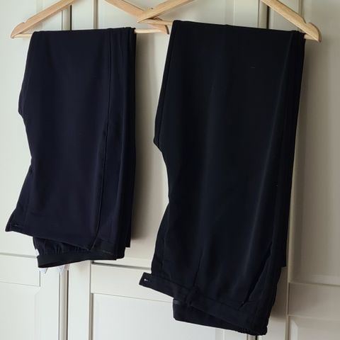 To fin bukser (dressbukser), en mørk blå, en sort