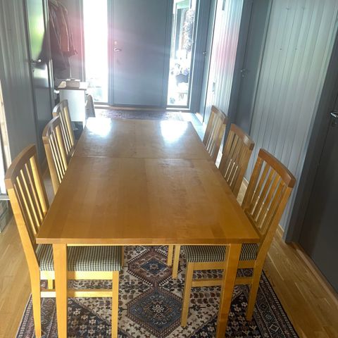 Spisebord med 1 klaff , 6 stoler og skjenk i lakkert bjørk.