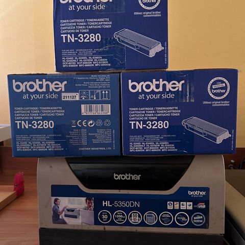 Brother printer HL-5350DN og tre ekstra TN-3280 tonerkassetter