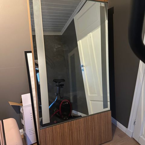 Frisør/salong speil med lys og bord