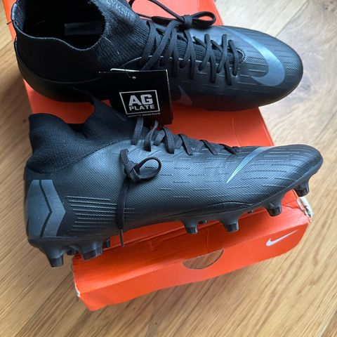 Nye Nike fotballsko str 42,5