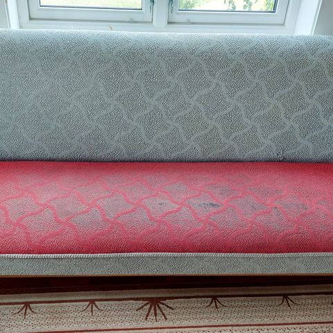 Retro sofa og lenestoler med teak-detaljer