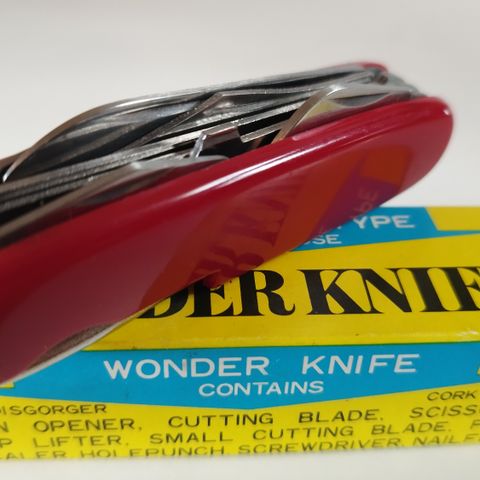 WONDER KNIFE. SWISS. ARMY. TYPE.  
Med mange funksjoner.