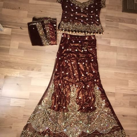 Lehnga, Indisk Pakistansk Kjole med broderi og tilbehør