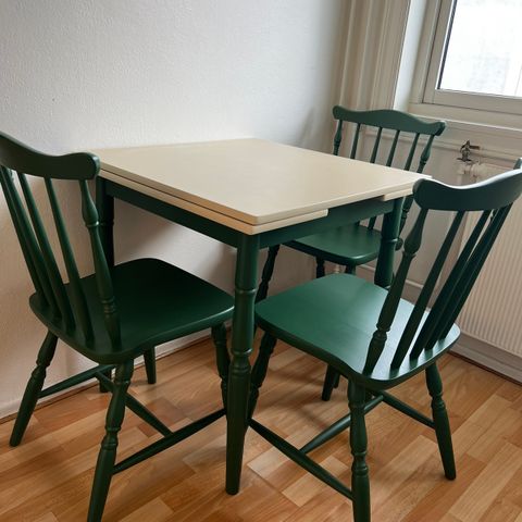 Koselig bord med fire stoler
