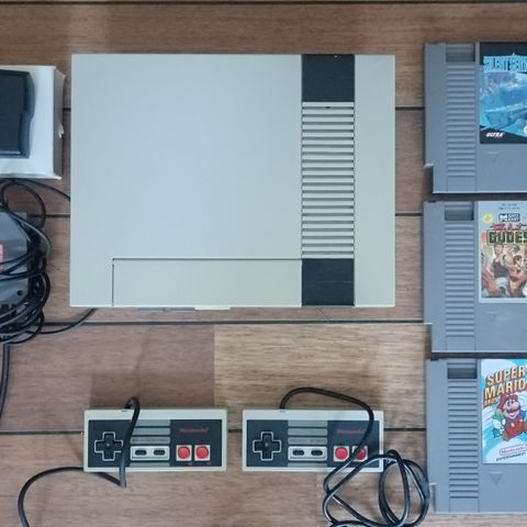 Pen og billig Nintendo NES med 3 spill (Super Mario 2, Bad Dudes